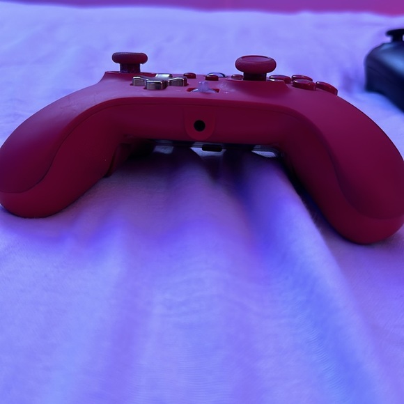Red Xbox controller requires android wire for use I can provide if needed js lmk - Picture 3 of 4